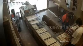 3 Men with a knife loot Hyderabad Jewellery Shop, Robbery caught on CCTV