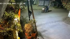 A lady dentist robbed of gold chain by Bikers in residential in Indore,CCTV footage accident captured