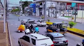 Kind driver pushes stalled motorcycle through intersection