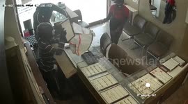Three men with knife loot jewelry shop in southern India