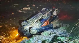 Brave taxi driver and family rescue motorists trapped in mud in China