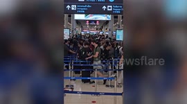 Thousands of tourists queue at Bangkok airport immigration