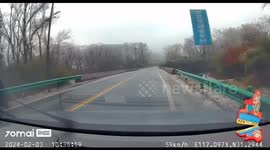 Chinese Woman's Shout Averts Disaster on Icy Road