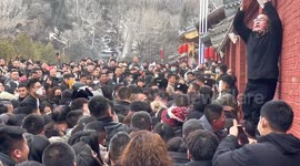 Massive influx of tourists overwhelms iconic scenic spots during Chinese New Year holidays