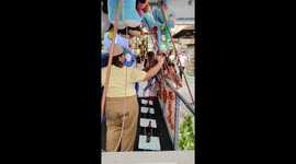 Fairgoer shows epic skills on bottle game to win huge teddy