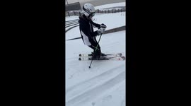 Brave skier's epic trek through snowstorm to famous attraction in southern China
