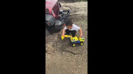 Kind-hearted Chinese boy attempts to use toy digger to aid car stuck in lakeside sand