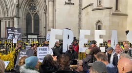 Crowds show support for Julian Assange outside the High Court
