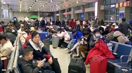 Tourists flock to Yichang East Railway Station in China