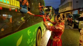 Newlyweds spread candies and joy to students amid traffic jam in southern China