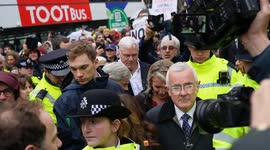 Stella Assange mobbed by protesters and press as she leaves husband's extradition hearing