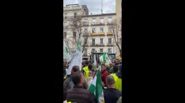 Spanish farmers took his tractors to put them in front of the police