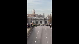 Momento en el que los tractores que vienen de la carretera A-3 se juntan con los manifestantes presentes en la puerta de Alcalá