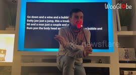 Man's blind karaoke crack at 'So Mi Like It' is enjoyed by Everybodi