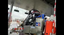 Speeding car crashes into toll booth, killing 1 in eastern China