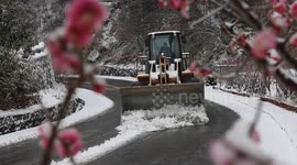 Snow removal in Yichang, China