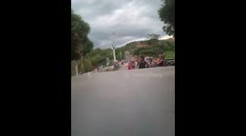 Cow charges through Janaúba: terrified residents, including 11-year-old Luana, seek safety