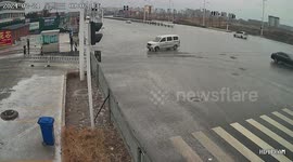 Van masterfully drifts into parking lot in jaw-dropping manoeuvre in China