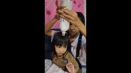 Big sister does hair ties hack for her little sis