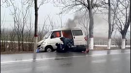 Good Samaritan saves trapped motorists from burning van in China