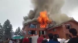 Massive fire guts hotel in snow-covered northern India, no casualty reported