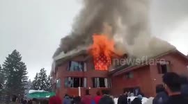Residents throw snowballs at burning hotel in Indian ski resort