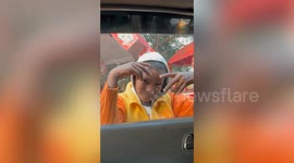 Begging kid sends kisses to passing tourists in India
