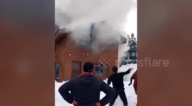 Longer Version_Massive fire guts hotel in snow-covered northern India, locals thrown snowball to douse the fire