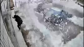 Quick reflexes: man dodges falling snow in freezing southern China