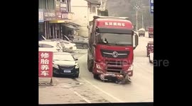 Dramatic escape: truck drags motorcycle and rider for meters after collision