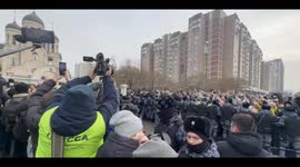 A hearse with the body of Alexei Navalny arrived at the temple. People greet the motorcade with applause People at the temple are chanting “Navalny” and “You were not afraid and we are not afraid.” Our correspondents report that people began to be allowed