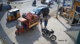 Two men came in a car and stole LPG gas cylinder, captured in CCTV on Hyderabad
