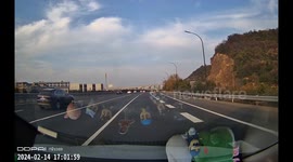 Dashcam footage reveals right-turn collision on Zhejiang highway
