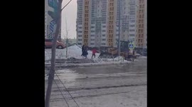 Chelyabinsk intersection flooded: pedestrians rescued using front-end loader