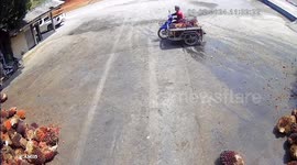 Rider hilariously loses control of his motorcycle sidecar