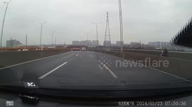 Multiple-vehicle collision on icy Loujiang Highway in Suzhou: one officer injured