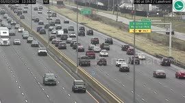 Escaped police horses run along motorway in Cleveland, Ohio
