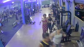 Gymgoer uses  barbell plates to fight off gunmen in Brazil