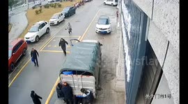 Heroic bystanders rescue mechanic trapped under truck in southern China
