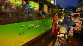 Newlyweds spread candy to students in Guilin, China