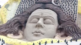 Indian sand artist's incredible Shiva sculpture attracts crowd