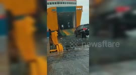 Terrifying Moment: Passenger Ship Struggles to Dock Amidst Severe Weather at Merak Port
