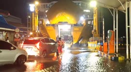 Bad Weather Disrupts Operations at Merak Port, Causing Lengthy Delays and Traffic Jams