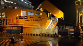 Long Queues Form at Merak Port Due to Ship Rocking Violently at Executive Dock