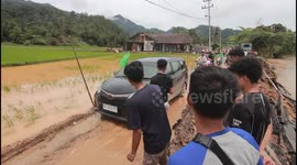 The heroic actions of men in West Sumatra, Indonesia, helped guide cars carrying disaster relief logistics through narrow and collapsed roads.