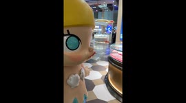 Couple Mimics Statue's Expression in Chinese Mall