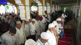 Muslims in India perform prayers on first day of Ramadan