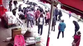 Kind-hearted passersby lift car together to free girl trapped underneath in southwest China