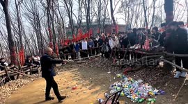 Ingenious bottle-to-ring toss delights visitors at Chinese scenic area