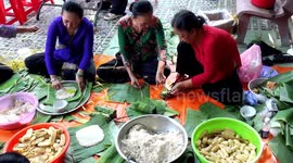 Housewives prepare savoury cakes for festival in Vietnam